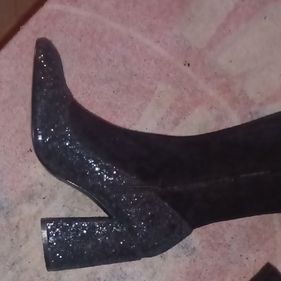 Chic Black Heeled Boots for Women - Picture 4 of 8